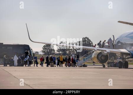 200312 -- SAN FRANCISCO, 12. März 2020 -- die Leute stiegen von der Grand Princess Kreuzfahrtlinie aus, um an Bord eines Flugzeugs zu gehen, das zu ausgewiesenen Check- und Quarantäneplätzen führt, am Oakland International Airport in Oakland, Kalifornien, USA, 11. März 2020. Die Beförderung von Passagieren, die von der Coronavirus-geplagten Grand Princess ausgestiegen sind, wurde seit dem Anlegen des Kreuzfahrtschiffs im Hafen von Oakland im Bundesstaat Kalifornien durchgeführt. Foto von /Xinhua U.S.-OAKLAND-GRAND PRINCESS-CRUISE SHIP-COVID-19 LixJianguo PUBLICATIONxNOTxINxCHN Stockfoto