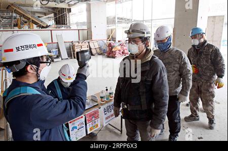 200312 -- SEOUL, 12. März 2020 Xinhua -- Arbeiter erhalten Temperaturtest auf einer Baustelle in Seoul, Südkorea, 12. März 2020. Südkorea bestätigte 114 weitere COVID-19-Fälle im Vergleich zu 24 Stunden vor Mitternacht, Donnerstag, Ortszeit, was die Gesamtzahl der Infektionen auf 7.869 erhöhte. Fünf weitere Todesfälle wurden gemeldet, was die Zahl der Todesopfer auf 66 erhöhte. Die Todesrate stieg auf 0,84 Prozent. Fünfundvierzig weitere Patienten wurden nach vollständiger Genesung aus der Quarantäne entlassen, was die Gesamtzahl auf 333 erhöhte. NEWSIS/Handout über Xinhua SÜDKOREA-COVID-19-BESTÄTIGTE FÄLLE PUBLICAT Stockfoto