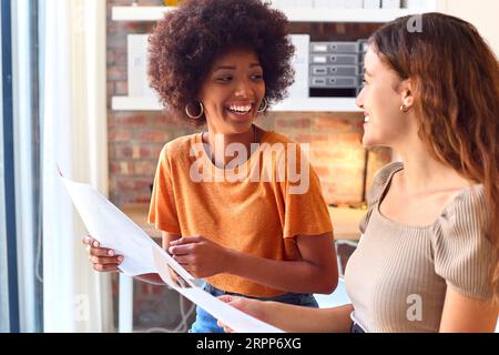 Zwei Weibliche Geschäftskollegen Mit Dokumenten Treffen Sich Im Büro Stockfoto