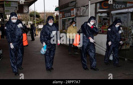 200312 -- SEOUL, 12. März 2020 Xinhua -- Mitarbeiter desinfizieren einen Busbahnhof im Gwangjin-Bezirk von Seoul, Südkorea, 12. März 2020. Südkorea bestätigte 114 weitere COVID-19-Fälle im Vergleich zu 24 Stunden vor Mitternacht, Donnerstag, Ortszeit, was die Gesamtzahl der Infektionen auf 7.869 erhöhte. Fünf weitere Todesfälle wurden gemeldet, was die Zahl der Todesopfer auf 66 erhöhte. Foto von Lee Sang-ho/Xinhua SÜDKOREA-SEOUL-COVID-19-CASES PUBLICATIONxNOTxINxCHN Stockfoto