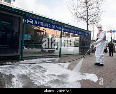 200312 -- SEOUL, 12. März 2020 Xinhua -- Ein Mitarbeiter desinfiziert in der Nähe eines Busterminals im Bezirk Gwangjin in Seoul, Südkorea, 12. März 2020. Südkorea bestätigte 114 weitere COVID-19-Fälle im Vergleich zu 24 Stunden vor Mitternacht, Donnerstag, Ortszeit, was die Gesamtzahl der Infektionen auf 7.869 erhöhte. Fünf weitere Todesfälle wurden gemeldet, was die Zahl der Todesopfer auf 66 erhöhte. Foto von Lee Sang-ho/Xinhua SÜDKOREA-SEOUL-COVID-19-CASES PUBLICATIONxNOTxINxCHN Stockfoto