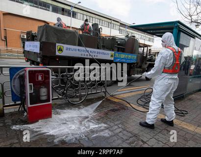 200312 -- SEOUL, 12. März 2020 Xinhua -- Ein Mitarbeiter desinfiziert in der Nähe eines Busterminals im Bezirk Gwangjin in Seoul, Südkorea, 12. März 2020. Südkorea bestätigte 114 weitere COVID-19-Fälle im Vergleich zu 24 Stunden vor Mitternacht, Donnerstag, Ortszeit, was die Gesamtzahl der Infektionen auf 7.869 erhöhte. Fünf weitere Todesfälle wurden gemeldet, was die Zahl der Todesopfer auf 66 erhöhte. Foto von Lee Sang-ho/Xinhua SÜDKOREA-SEOUL-COVID-19-CASES PUBLICATIONxNOTxINxCHN Stockfoto