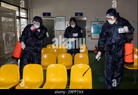 200312 -- SEOUL, 12. März 2020 Xinhua -- Mitarbeiter desinfizieren einen Busbahnhof im Gwangjin-Bezirk von Seoul, Südkorea, 12. März 2020. Südkorea bestätigte 114 weitere COVID-19-Fälle im Vergleich zu 24 Stunden vor Mitternacht, Donnerstag, Ortszeit, was die Gesamtzahl der Infektionen auf 7.869 erhöhte. Fünf weitere Todesfälle wurden gemeldet, was die Zahl der Todesopfer auf 66 erhöhte. Foto von Lee Sang-ho/Xinhua SÜDKOREA-SEOUL-COVID-19-CASES PUBLICATIONxNOTxINxCHN Stockfoto