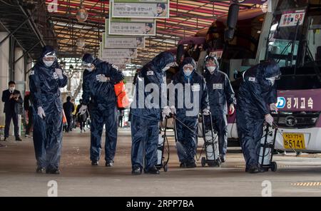 200312 -- SEOUL, 12. März 2020 Xinhua -- Mitarbeiter desinfizieren einen Busbahnhof im Gwangjin-Bezirk von Seoul, Südkorea, 12. März 2020. Südkorea bestätigte 114 weitere COVID-19-Fälle im Vergleich zu 24 Stunden vor Mitternacht, Donnerstag, Ortszeit, was die Gesamtzahl der Infektionen auf 7.869 erhöhte. Fünf weitere Todesfälle wurden gemeldet, was die Zahl der Todesopfer auf 66 erhöhte. Foto von Lee Sang-ho/Xinhua SÜDKOREA-SEOUL-COVID-19-CASES PUBLICATIONxNOTxINxCHN Stockfoto