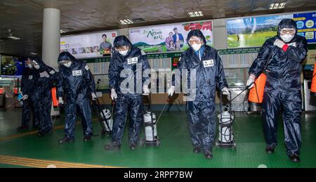 200312 -- SEOUL, 12. März 2020 Xinhua -- Mitarbeiter desinfizieren einen Busbahnhof im Gwangjin-Bezirk von Seoul, Südkorea, 12. März 2020. Südkorea bestätigte 114 weitere COVID-19-Fälle im Vergleich zu 24 Stunden vor Mitternacht, Donnerstag, Ortszeit, was die Gesamtzahl der Infektionen auf 7.869 erhöhte. Fünf weitere Todesfälle wurden gemeldet, was die Zahl der Todesopfer auf 66 erhöhte. Foto von Lee Sang-ho/Xinhua SÜDKOREA-SEOUL-COVID-19-CASES PUBLICATIONxNOTxINxCHN Stockfoto