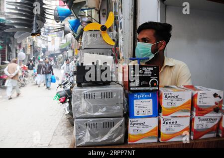 200312 -- PESHAWAR, 12. März 2020 -- Ein Ladenbesitzer trägt am 12. März 2020 eine Gesichtsmaske im nordwestlichen pakistanischen Peshawar. Die bestätigten COVID-19-Fälle stiegen in Pakistan auf 21 an, wobei am Donnerstag ein neuer Fall in der Region Nord Gilgit Baltistan GB gemeldet wurde, sagten Beamte. PAKISTAN-PESHAWAR-COVID-19-PRÄVENTIVMASSNAHME SaeedxAhmad PUBLICATIONxNOTxINxCHN Stockfoto