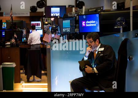 200312 -- NEW YORK, 12. März 2020 Xinhua -- Ein Händler arbeitet an der New York Stock Exchange NYSE in New York, USA, am 12. März 2020. US-Aktien haben ihre Verluste nach einem 15-minütigen Handelsstopp am Donnerstagmorgen verlängert. Die S&P 500 ging kurz nach der Eröffnungsglocke um 7 Prozent zurück, was einen wichtigen Leistungsschalter auslöste, der den Handel für 15 Minuten unterbrach. Es war die zweite 15-minütige Pause an der Wall Street diese Woche. XINHUA U.S.-NEW YORK-STOCKS-TRADING STOP PUBLICATIONXNOTXINXCHN Stockfoto