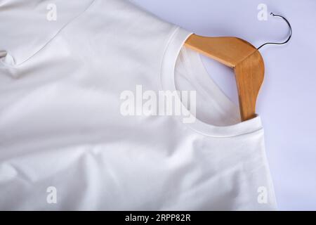 Frauen-T-Shirt, das separat auf einem Trempel hängt Stockfoto