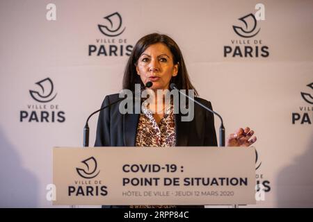 200313 -- PARIS, 13. März 2020 Xinhua -- Bürgermeisterin von Paris Anne Hidalgo spricht auf einer Pressekonferenz zum Thema COVID-19 im Pariser Rathaus, in Paris, Frankreich, am 12. März 2020. Am Donnerstag bestätigte Frankreich 2.876 Fälle von Coronavirus und 61 Todesfälle, und 129 wurden auf der Intensivstation ins Krankenhaus eingeliefert. Foto von Aurelien Morissard/Xinhua FRANCE-PARIS-MAYOR-COVID-19-PRESS CONFERENCE PUBLICATIONxNOTxINxCHN Stockfoto