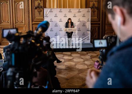 200313 -- PARIS, 13. März 2020 Xinhua -- Bürgermeisterin von Paris Anne Hidalgo spricht auf einer Pressekonferenz zum Thema COVID-19 im Pariser Rathaus, in Paris, Frankreich, am 12. März 2020. Am Donnerstag bestätigte Frankreich 2.876 Fälle von Coronavirus und 61 Todesfälle, und 129 wurden auf der Intensivstation ins Krankenhaus eingeliefert. Foto von Aurelien Morissard/Xinhua FRANCE-PARIS-MAYOR-COVID-19-PRESS CONFERENCE PUBLICATIONxNOTxINxCHN Stockfoto