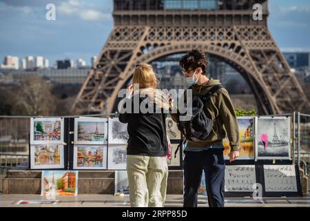 200313 -- PARIS, 13. März 2020 Xinhua -- Touristen werden auf dem Place du Trocadero in Paris, Frankreich, 12. März 2020 gesehen. Am Donnerstag bestätigte Frankreich 2.876 Fälle von Coronavirus und 61 Todesfälle, und 129 wurden auf der Intensivstation ins Krankenhaus eingeliefert. Foto von Aurelien Morissard/Xinhua FRANCE-PARIS-COVID-19-BESTÄTIGTE FÄLLE PUBLICATIONxNOTxINxCHN Stockfoto