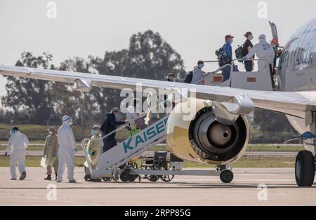 200313 -- PEKING, 13. März 2020 -- Menschen stiegen aus der Grand Princess Kreuzfahrtlinie aus, um an Bord eines Flugzeugs zu gehen, das zu ausgewiesenen Check- und Quarantäneplätzen führt, am Oakland International Airport in Oakland, Kalifornien, USA, 11. März 2020. Foto von /Xinhua XINHUA FOTOS DES TAGES LixJianguo PUBLICATIONxNOTxINxCHN Stockfoto