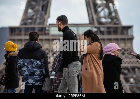 200313 -- PARIS, 13. März 2020 Xinhua -- Ein Tourist, Der eine Maske trägt, wird auf dem Place du Trocadero in Paris, Frankreich, 12. März 2020 gesehen. Am Donnerstag bestätigte Frankreich 2.876 Fälle von Coronavirus und 61 Todesfälle, und 129 wurden auf der Intensivstation ins Krankenhaus eingeliefert. Foto von Aurelien Morissard/Xinhua FRANCE-PARIS-COVID-19-BESTÄTIGTE FÄLLE PUBLICATIONxNOTxINxCHN Stockfoto