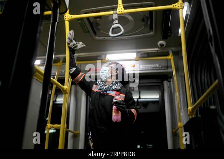 200313 -- BOGOTA, 13. März 2020 Xinhua -- ein Mitarbeiter reinigt einen Bus in Bogota, Hauptstadt von Kolumbien, 11. März 2020. Der kolumbianische Präsident Ivan Duque hat einen landesweiten Gesundheitsnotstand ausgerufen, der Aktivitäten von mehr als 500 Menschen verbietet, und infolgedessen wurde die diesjährige internationale Buchmesse von Bogota auf einen späteren Zeitpunkt verschoben. Xinhua/Jhon Paz COLOMBIA-BOGOTA-COVID-19 PUBLICATIONxNOTxINxCHN Stockfoto