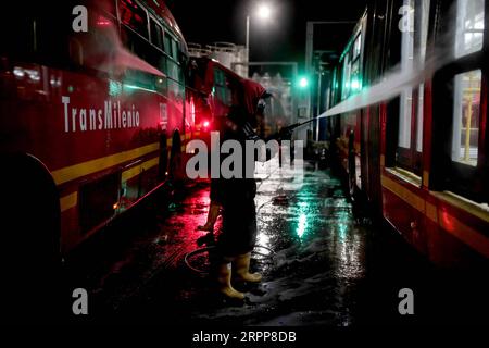 200313 -- BOGOTA, 13. März 2020 Xinhua -- ein Mitarbeiter reinigt einen Bus in Bogota, Hauptstadt von Kolumbien, 11. März 2020. Der kolumbianische Präsident Ivan Duque hat einen landesweiten Gesundheitsnotstand ausgerufen, der Aktivitäten von mehr als 500 Menschen verbietet, und infolgedessen wurde die diesjährige internationale Buchmesse von Bogota auf einen späteren Zeitpunkt verschoben. Xinhua/Jhon Paz COLOMBIA-BOGOTA-COVID-19 PUBLICATIONxNOTxINxCHN Stockfoto