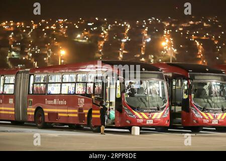 200313 -- BOGOTA, 13. März 2020 Xinhua -- Mitarbeiter reinigen einen Bus in Bogota, Hauptstadt von Kolumbien, 11. März 2020. Der kolumbianische Präsident Ivan Duque hat einen landesweiten Gesundheitsnotstand ausgerufen, der Aktivitäten von mehr als 500 Menschen verbietet, und infolgedessen wurde die diesjährige internationale Buchmesse von Bogota auf einen späteren Zeitpunkt verschoben. Xinhua/Jhon Paz COLOMBIA-BOGOTA-COVID-19 PUBLICATIONxNOTxINxCHN Stockfoto