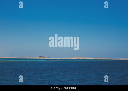 Ruhige Meereslandschaft an klaren Tagen Stockfoto