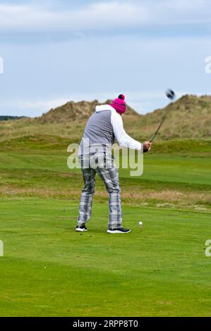 Amateurgolfer, Der Den Golfball Vom T-Stück Abtreibt Stockfoto