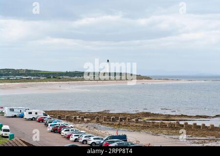 West Beach Car Park Lossiemouth Moray Scotland mit Covesea Lighthouse in der Ferne Stockfoto