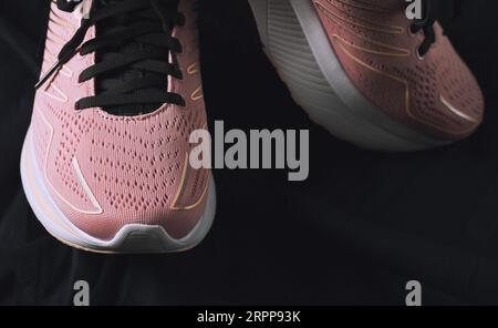 Stylische pinkfarbene Sneakers aus nächster Nähe Stockfoto