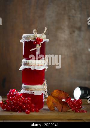 Kochen Sie die Marmelade. Stau machen. Süße Marmelade. Herstellung von Viburnum-Konfitüre. Stockfoto