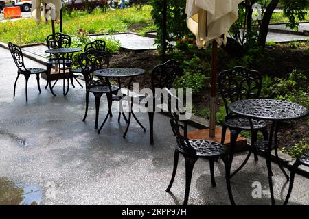 Regen auf der Sommerterrasse Stockfoto