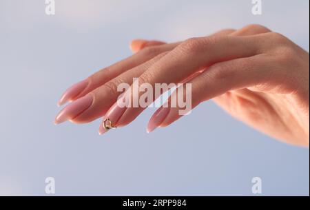 Weibliche Hände mit pinkfarbenem Nageldesign. Pinkfarbene nagellack gepflegte Hände Stockfoto