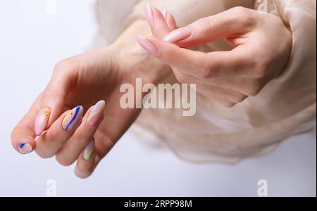 Weibliche Hände mit pinkfarbenem Nageldesign. Pinkfarbene nagellack gepflegte Hände Stockfoto
