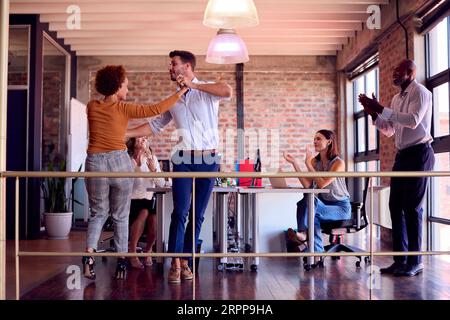 Entspanntes Business Team-Meeting Im Multi-Cultural Office Mit Kollegen, Die Tanzen Und Spaß Haben Stockfoto