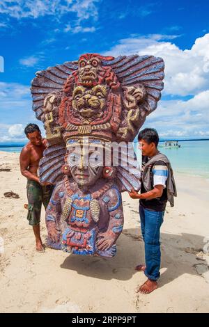 Panama, Archipielago de Bocas del Toro, am Strand von Cayos Zapatilla Männer laden die Bedarfsgegenstände auf ein Boot, das in einem Überlebensfernsehen benutzt wurde Stockfoto