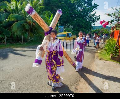 Panama, Portobelo. Das Black Christ Festival am 21. Oktober bringt Pilger aus dem ganzen Land zu Ehren Jesu. Viele tragen Handtasche Stockfoto