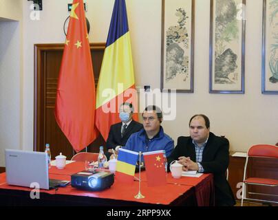 200314 -- BUKAREST, 14. März 2020 -- Beamte des rumänischen Ministeriums für Gesundheit und Inneres nehmen am 13. März 2020 an einer Videokonferenz mit chinesischen Gesundheitsbeamten, Experten und ihren Kollegen aus Mittel- und osteuropäischen MOE-Ländern in Bukarest, Rumänien, Teil. Xinhua-Schlagzeilen: China zeigt den Geist des Austauschs, indem es den MOE-Ländern COVID-19-Einblicke anbietet ChenxJin PUBLICATIONxNOTxINxCHN Stockfoto