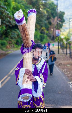 Panama, Portobelo. Das Black Christ Festival am 21. Oktober bringt Pilger aus dem ganzen Land zu Ehren Jesu. Viele tragen Handtasche Stockfoto