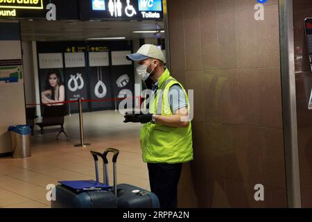 200314 -- BUKAREST, 14. März 2020 -- Ein Mitarbeiter mit Gesichtsmaske und Handschuhen wird am Henri Coanda International Airport in Bukarest, Rumänien, 14. März 2020 gesehen. Am Freitagnachmittag wurden in Rumänien 80 Fälle von neuartigem Coronavirus bestätigt, nachdem der erste Fall am 27. Februar gemeldet wurde, als ein 20-jähriger Rumäne von einem Italiener infiziert wurde. Foto: Gabriel/Xinhua ROMANIA-BUKAREST-AIRPORT-COVID-19-OUTBREAK Petrescu PUBLICATIONxNOTxINxCHN Stockfoto