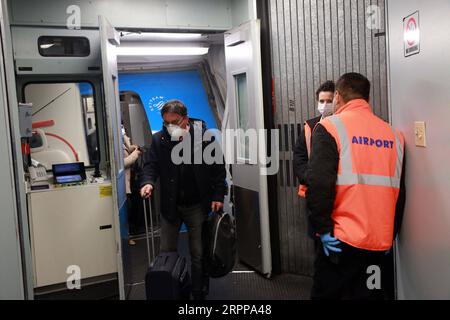 200314 -- BUKAREST, 14. März 2020 -- Ein Passagier mit Gesichtsmaske kommt am Henri Coanda International Airport in Bukarest, Rumänien, am 14. März 2020 an. Am Freitagnachmittag wurden in Rumänien 80 Fälle von neuartigem Coronavirus bestätigt, nachdem der erste Fall am 27. Februar gemeldet wurde, als ein 20-jähriger Rumäne von einem Italiener infiziert wurde. Foto: Gabriel/Xinhua ROMANIA-BUKAREST-AIRPORT-COVID-19-OUTBREAK Petrescu PUBLICATIONxNOTxINxCHN Stockfoto