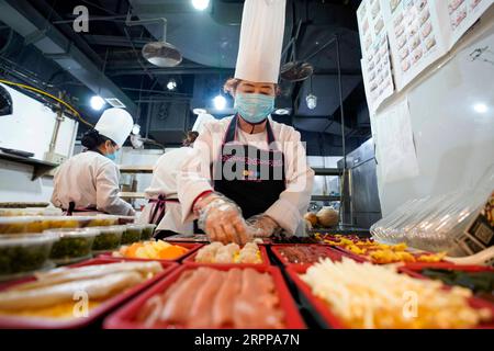 200314 -- CHONGQING, 14. März 2020 -- Mitarbeiter eines Hot-Pot-Restaurants bereiten Essen zum Mitnehmen in der südwestchinesischen Gemeinde Chongqing, 13. März 2020. Einige Hot-Pot-Restaurants in Chongqing bieten den Verbrauchern im Rahmen strenger Präventionsmaßnahmen gegen das neuartige Coronavirus kontaktlose Hot-Pot-Takeout-Dienste. Vom 26. Februar bis zum 7. März betrug die Gesamtzahl der Bestellungen von Take-Out-Hotpots in der Stadt etwa 40.000 mit einem Gesamtwert von 5,5 Millionen RMB etwa 785.000 US-Dollar. CHINA-CHONGQING-COVID-19-HOT POT-TAKEOUT CN LIUXCHAN PUBLICATIONXNOTXINXCHN Stockfoto