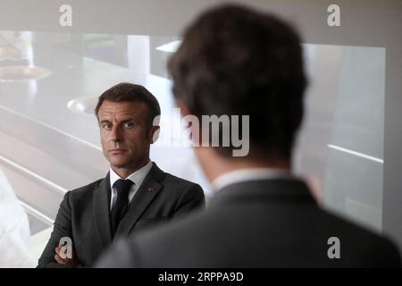 Orthez, Frankreich. September 2023. Der französische Präsident Emmanuel Macron besuchte am 5. September 2023 die Daniel-Argote-Mittelschule in Orthez, Frankreich. Foto: Stephane Lemouton/Pool/ABACAPRESS.COM Credit: Abaca Press/Alamy Live News Stockfoto