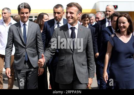 Orthez, Frankreich. September 2023. Der französische Präsident Emmanuel Macron besuchte am 5. September 2023 die Daniel-Argote-Mittelschule in Orthez, Frankreich. Foto: Stephane Lemouton/Pool/ABACAPRESS.COM Credit: Abaca Press/Alamy Live News Stockfoto