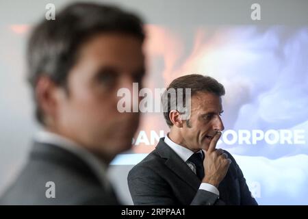 Orthez, Frankreich. September 2023. Der französische Präsident Emmanuel Macron besuchte am 5. September 2023 die Daniel-Argote-Mittelschule in Orthez, Frankreich. Foto: Stephane Lemouton/Pool/ABACAPRESS.COM Credit: Abaca Press/Alamy Live News Stockfoto