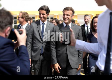 Orthez, Frankreich. September 2023. Der französische Präsident Emmanuel Macron besuchte am 5. September 2023 die Daniel-Argote-Mittelschule in Orthez, Frankreich. Foto: Stephane Lemouton/Pool/ABACAPRESS.COM Credit: Abaca Press/Alamy Live News Stockfoto