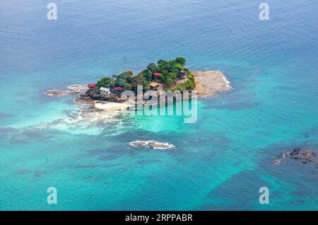 Panama, eine der 135 Inseln der Perleninseln, in der Nähe der Contadore-Insel südlich von Panama-Stadt, bedroht durch den Anstieg des Meeresspiegels. Stockfoto