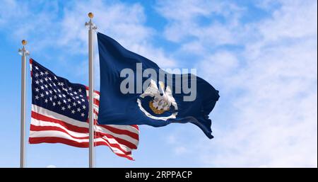 Die Staatsflagge von Louisiana weht im Wind mit der Nationalflagge der Vereinigten Staaten. 3D-Illustrations-Rendering. Geriffeltes Material. Stockfoto