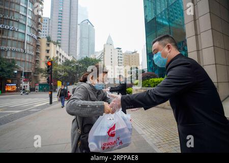 200314 -- CHONGQING, 14. März 2020 -- Ein Mitarbeiter eines Hot-Pot-Restaurants liefert Essen zum Mitnehmen in der südwestchinesischen Gemeinde Chongqing, 13. März 2020. Einige Hot-Pot-Restaurants in Chongqing bieten den Verbrauchern im Rahmen strenger Präventionsmaßnahmen gegen das neuartige Coronavirus kontaktlose Hot-Pot-Takeout-Dienste. Vom 26. Februar bis zum 7. März betrug die Gesamtzahl der Bestellungen von Take-Out-Hotpots in der Stadt etwa 40.000 mit einem Gesamtwert von 5,5 Millionen RMB etwa 785.000 US-Dollar. CHINA-CHONGQING-COVID-19-HOT POT-TAKEOUT CN LIUXCHAN PUBLICATIONXNOTXINXCHN Stockfoto