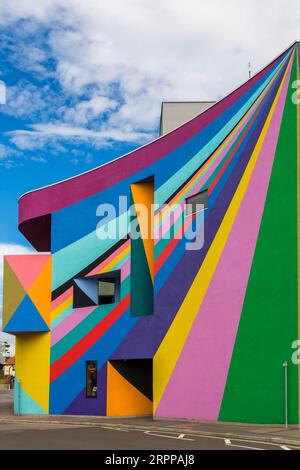 The Towner Art Gallery mit farbenfrohen Werken des deutschen Künstlers Lothar Götz im September in Eastbourne, East Sussex, Großbritannien Stockfoto