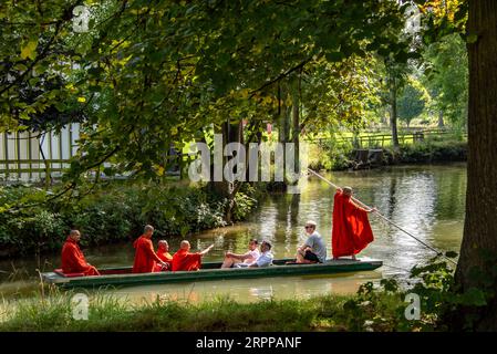 Wetter in Großbritannien: Oxford, UK, 5. September 2023. Während des heißen Spätsommers genießen buddhistische Mönche einen angenehmen Nachmittag auf dem Fluss Cherwell im Zentrum von Oxford, Großbritannien. Punting ist eine Oxford-Tradition, die von Einheimischen, Studenten und Besuchern gleichermaßen geschätzt wird. Quelle: Martin Anderson/Alamy Live News Stockfoto