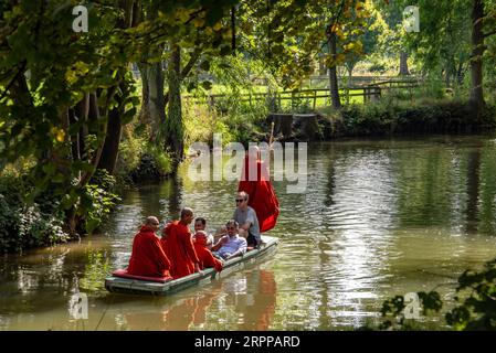 Wetter in Großbritannien: Oxford, UK, 5. September 2023. Während des heißen Spätsommers genießen buddhistische Mönche einen angenehmen Nachmittag auf dem Fluss Cherwell im Zentrum von Oxford, Großbritannien. Punting ist eine Oxford-Tradition, die von Einheimischen, Studenten und Besuchern gleichermaßen geschätzt wird. Quelle: Martin Anderson/Alamy Live News Stockfoto