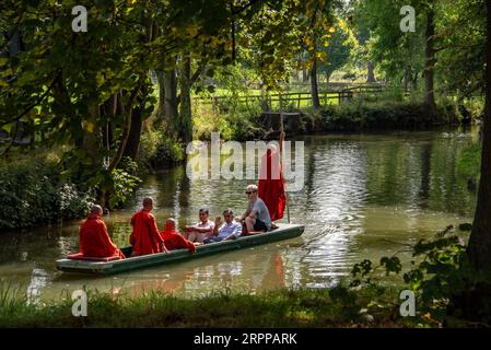 Wetter in Großbritannien: Oxford, UK, 5. September 2023. Während des heißen Spätsommers genießen buddhistische Mönche einen angenehmen Nachmittag auf dem Fluss Cherwell im Zentrum von Oxford, Großbritannien. Punting ist eine Oxford-Tradition, die von Einheimischen, Studenten und Besuchern gleichermaßen geschätzt wird. Quelle: Martin Anderson/Alamy Live News Stockfoto