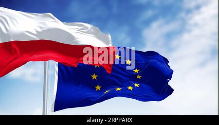 Die Flaggen Polens und der Europäischen Union winken an einem klaren Tag zusammen. Polen ist seit dem 1. Mai 2004 Mitglied der EU. 3D-Illustrations-Rendering. Flutt Stockfoto