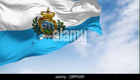 Nationalflagge von San Marino, die an klaren Tagen im Wind winkt. Die Republik San Marino ist ein europäischer Mikrostaat, der von Italien enklaviert wird. 3D-Illus Stockfoto