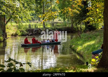 Wetter in Großbritannien: Oxford, UK, 5. September 2023. Während des heißen Spätsommers genießen buddhistische Mönche einen angenehmen Nachmittag auf dem Fluss Cherwell im Zentrum von Oxford, Großbritannien. Punting ist eine Oxford-Tradition, die von Einheimischen, Studenten und Besuchern gleichermaßen geschätzt wird. Quelle: Martin Anderson/Alamy Live News Stockfoto